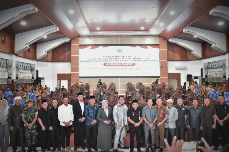 Pj Bupati Kapuas Sampaikan Jawaban Kepala Daerah Dalam Rapat Paripurna ke – 3