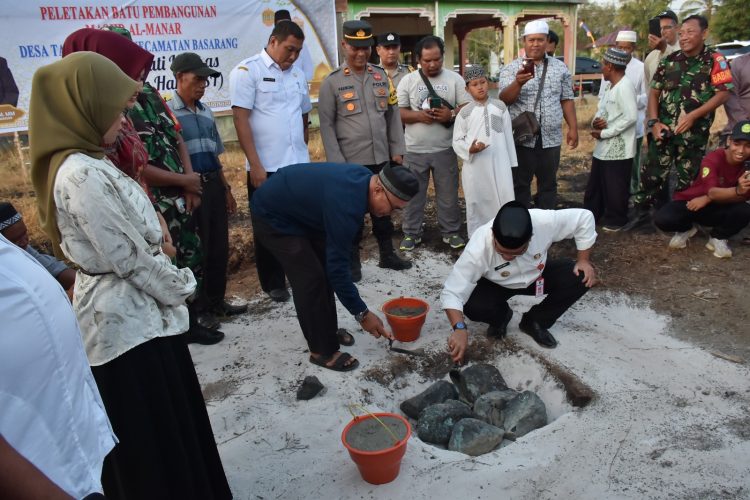 Pj Bupati Kapuas Lakukan Peletakan Batu Pembangunan Masjid Al-Manar