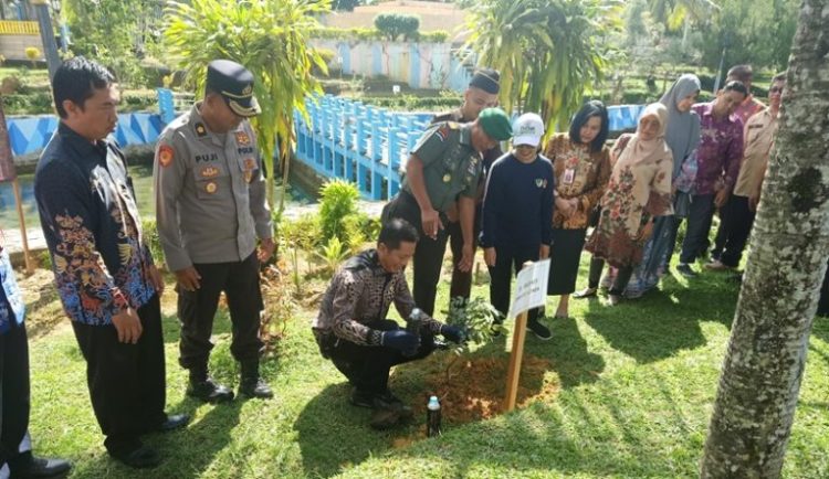 Peringati Hari Lingkungan Hidup Sedunia, Pj Bupati Barut Tanam Bibit Pohon