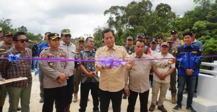 Pj Bupati Barut Resmikan Jembatan Sei Intu Desa Haragandang