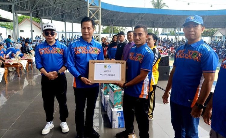 Pemkab Barut Gelar Senam Massal dan Jalan Sehat Peringati Harjad ke 74 Kabupaten Barut