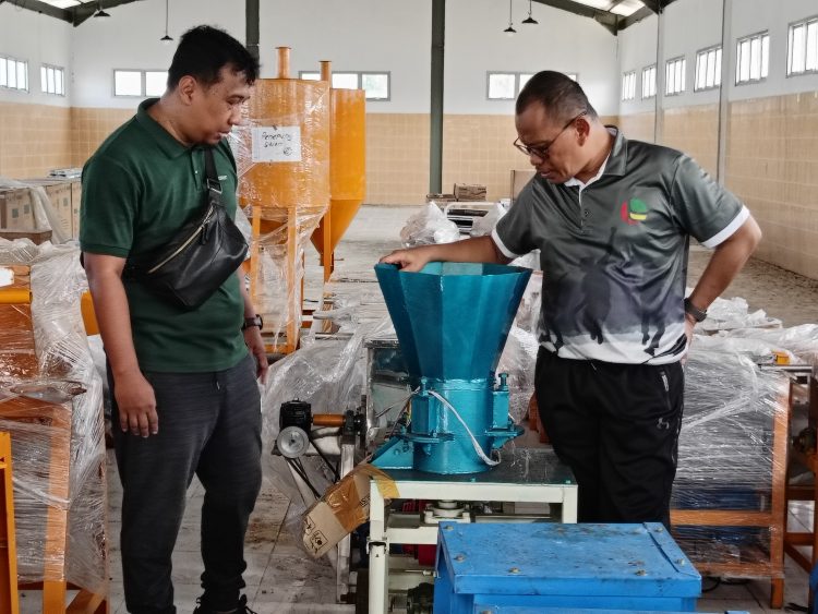 Pj Sekda Seruyan Tinjau Sentra IKM