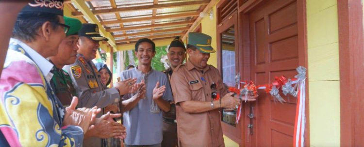 Pemkab Barut Hadiri Penyerahan Baksos Bedah Rumah Dan Sarana Air Bersih Polres Barut