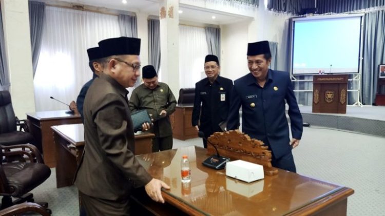 Pj Bupati Barut Tanggapi Pandangan Umum Fraksi terhadap Raperda Pengelolaan Persampahan