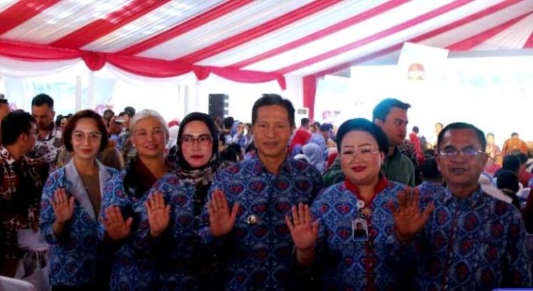 Pj Bupati Barut Bersama Pj Ketua TP PKK Hadiri Puncak Peringatan Harganas ke 31 di Semarang