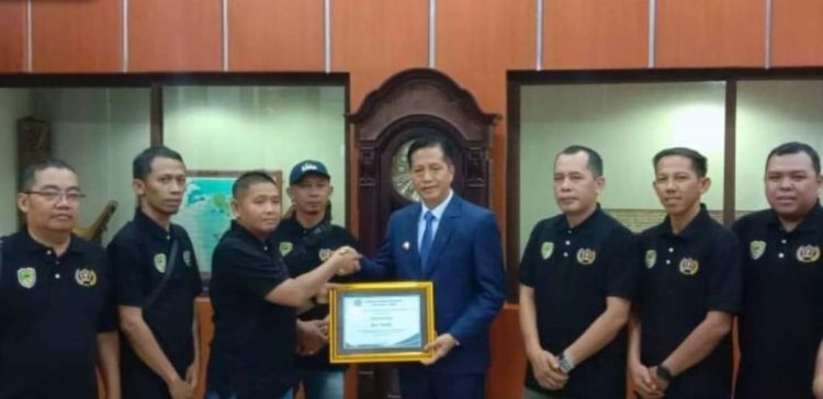 Pj Bupati Barut Terima Penghargaan Sahabat Pers dari PWI Kabupaten Barut