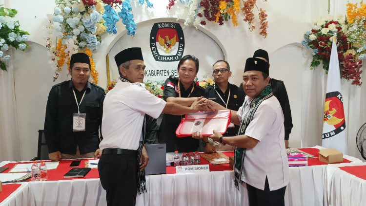 Hari Kedua, KPU Seruyan Terima Pendaftaran Paslon H Pajri – Totok