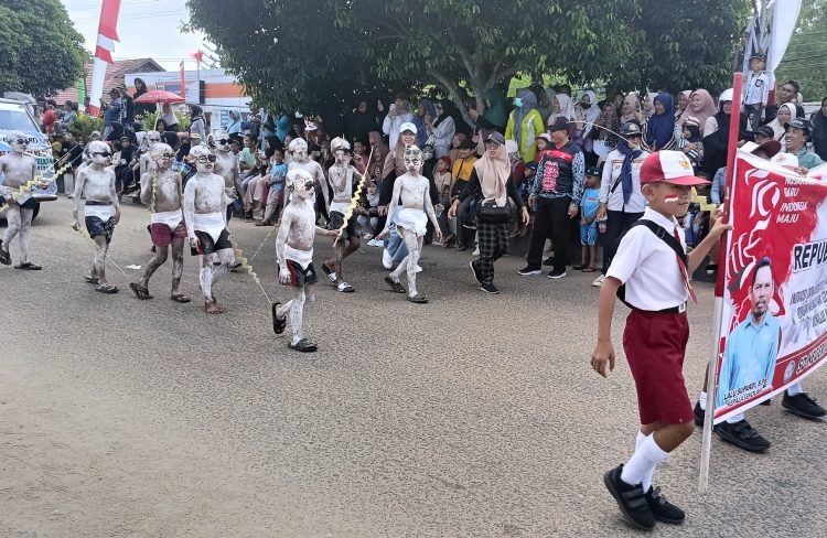 Ribuan Peserta Dengan Kostum Unik Meriahkan Pawai Karnaval di Seruyan