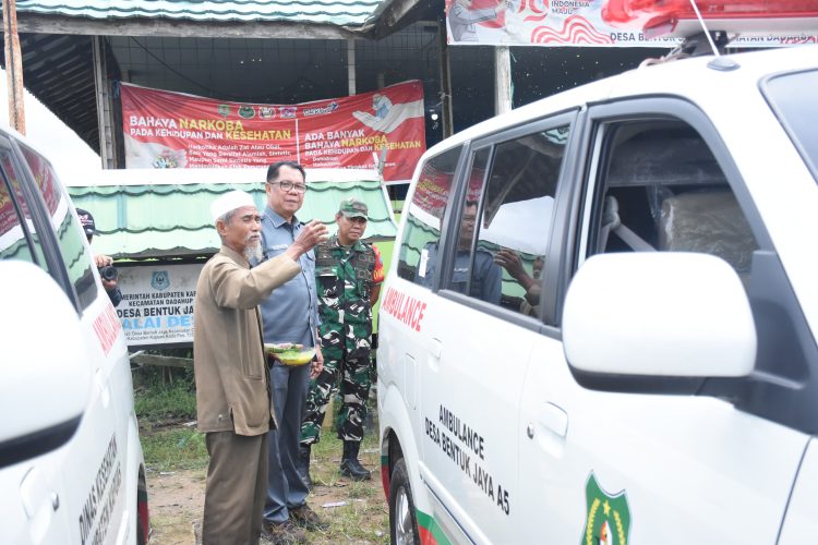 Pj Bupati Kapuas Serahkan Bantuan Dua Buah Mobil Ambulance Kepada Desa Bentuk Jaya
