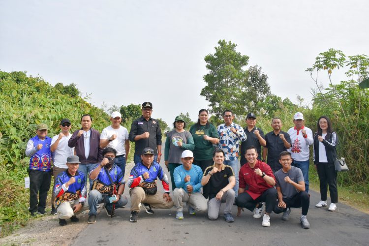Pj Bupati Kapuas Tanam Pohon di Pinggir Jalan Trans Kalimantan-Mandomai, Dalam Rangka Penghijauan Kota Kuala Kapuas