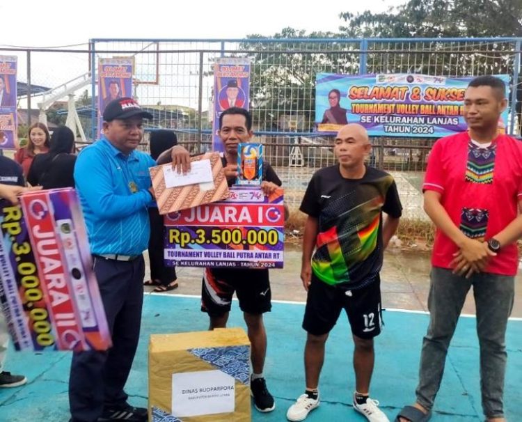 Juara I Turnamen Bola Voli Antar RT se Kelurahan Lanjas di Raih Oleh RT 09 Meranti