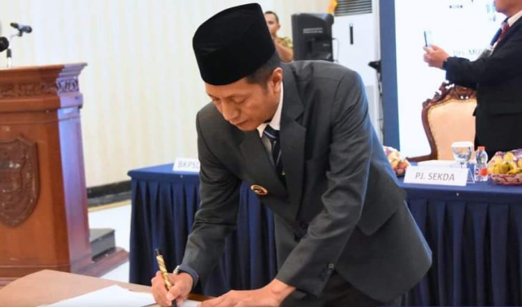 Pj Bupati Barut Resmi Lantik Dua Pejabat Disdukcapil Barut