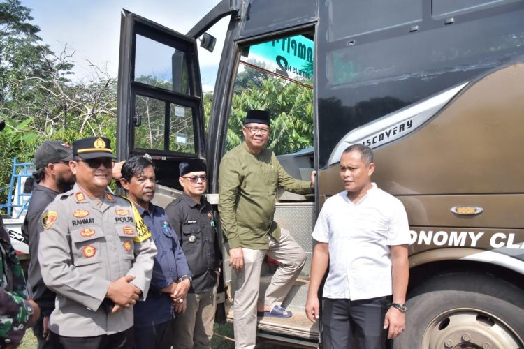 Pj Bupati Kapuas Serahkan Bis Pariwisata Bantuan Gubernur Kalteng