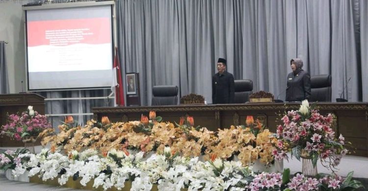 Pj Bupati Barut Serahkan Dokumen Raperda Perubahan APBD 2024 kepada Ketua Sementara DPRD