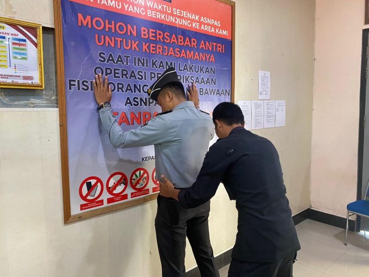 Cegah Masuknya Barang Terlarang, Petugas P2U Geladah Pegawai Yang Masuk Rutan