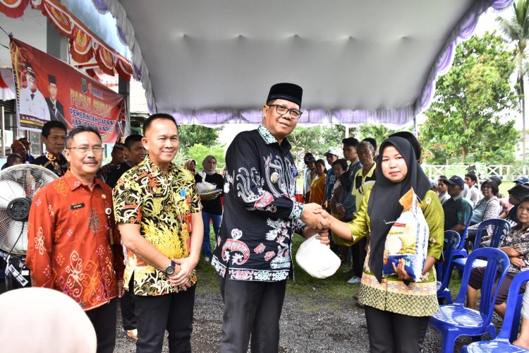 Sambut Natal dan Tahun Baru, Pj Bupati Kapuas Gelar Pasar Murah di Kecamatan Kapuas Hilir