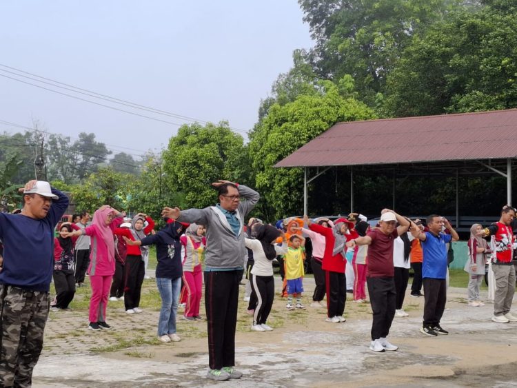 Pj Bupati Kapuas dan Masyarakat Kapuas Timur Ikuti Senam Pagi Bersama
