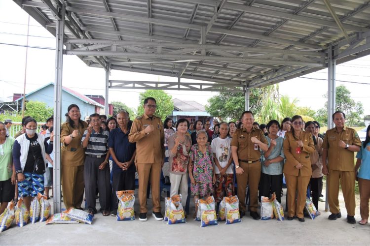 Pj Bupati Kapuas dan Sekda Buka Pasar Murah di Tiga Tempat