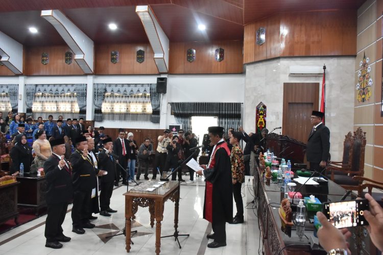 Pj Bupati Kapuas Hadiri Pelantikan Pimpinan DPRD Kapuas Periode 2024-2029