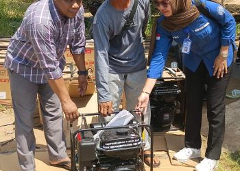 Harsandi Dampingi Diskan Seruyan Serahkan Mesin Sedot Bagi Petani Tambak
