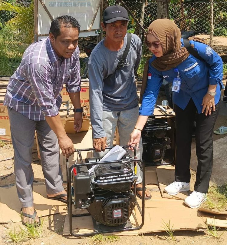 Harsandi Dampingi Diskan Seruyan Serahkan Mesin Sedot Bagi Petani Tambak