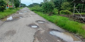 Jalan Desa Kartika Bhakti Rusak Berlubang, Bahayakan Pengendara