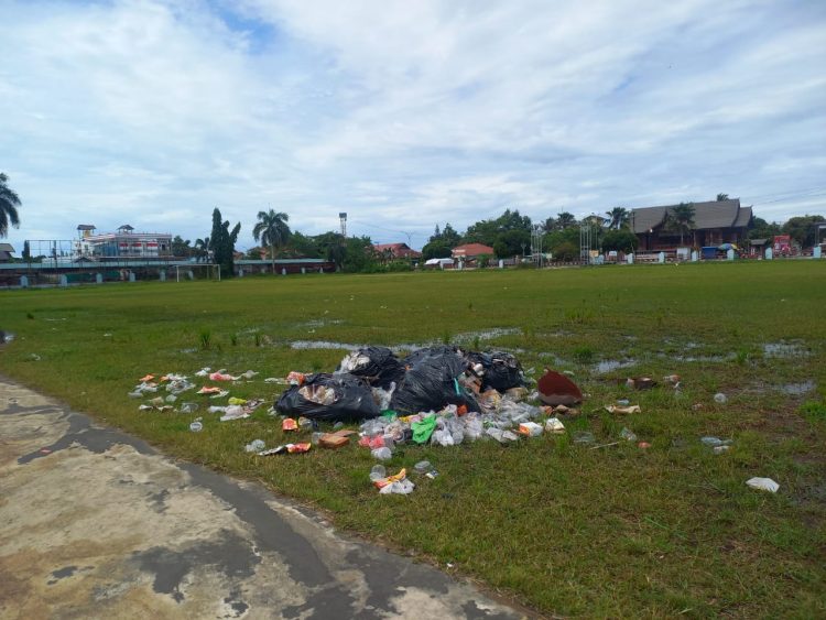 Pihak Berwenang Diminta Angkut Sampah di Stadion Mini Gagah Lurus