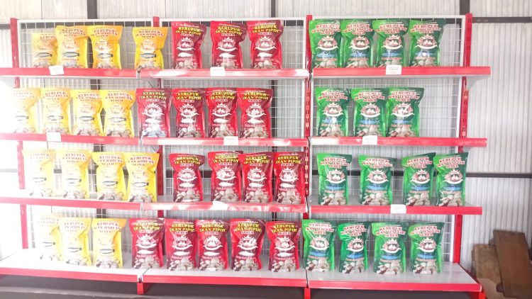 Toko Oleh-Oleh Umi Kalsum Sajikan Cita Rasa Khas Seruyan