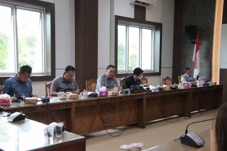 Dinas PMD Prov. Kalteng Hadiri RDP dengan Komisi IV DPRD dalam rangka Pemantapan Program Tahun 2025