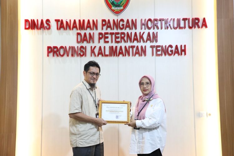 Kadis TPHP Prov. Kalteng Terima Penghargaan dari BPS atas Dukungan Data Statistik yang Akurat dan Berkualitas
