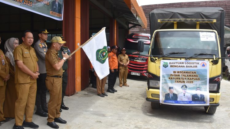 Sekda Kapuas Lepas Secara Simbolis Pendistribusian Bantuan Logistik Bencana Banjir