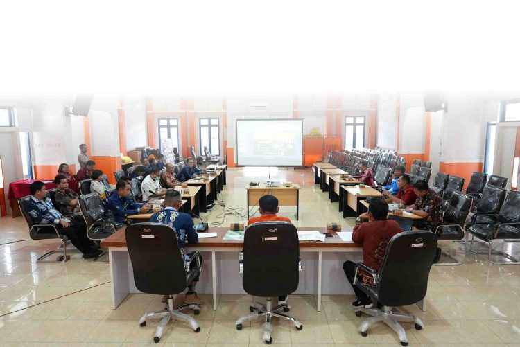 Kalaksa BPBD Prov. Kalteng Pimpin Rapat Pembahasan Rancangan Pergub tentang Pedoman Pembentukan dan Pembinaan MPA