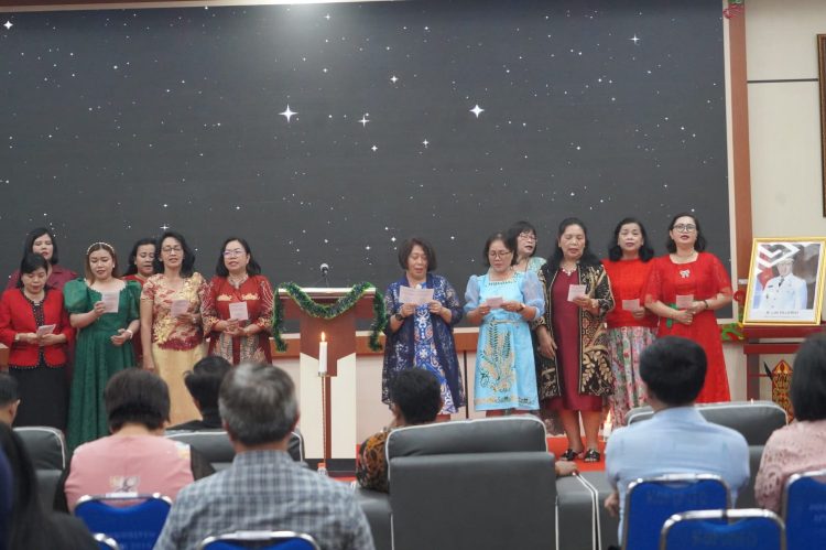 Keluarga Besar Dinas Kominfosantik Prov.Kalteng Rayakan Sukacita Natal Bersama