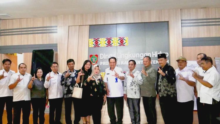 Dinas Lingkungan Hidup Kalteng Siap Dukung Pengelolaan Sampah di Pulang Pisau dengan Berikan Bantuan Peralatan