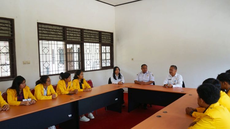 Kadisnakertrans Serahkan Kartu BPJS Ketenagakerjaan kepada Mahasiswa Magang