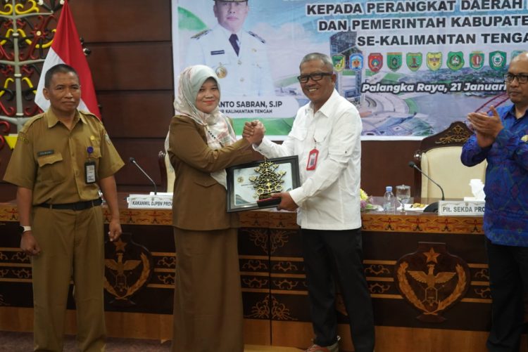 Badan Kesbangpol Prov. Kalteng Terima Penghargaan Peringkat 3 Terbaik Capaian Realisasi APBD Tahun Anggaran 2024