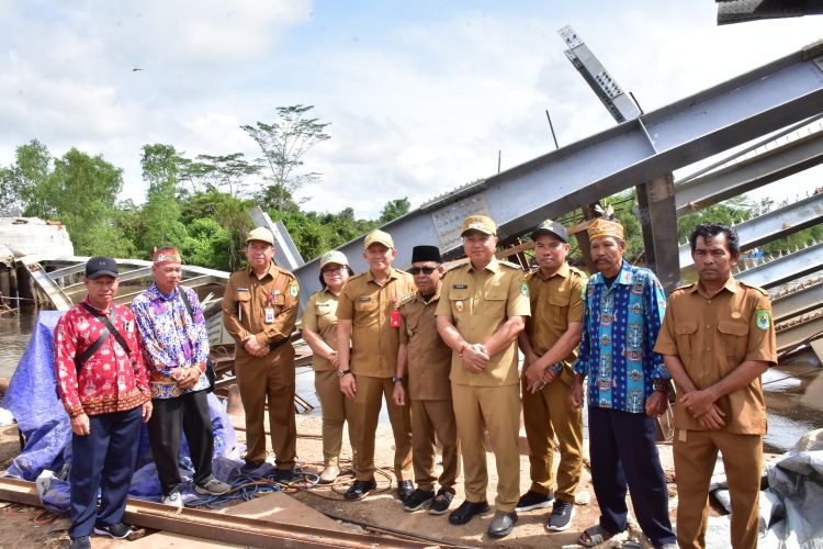 Wakil Bupati Kapuas Tinjau Langsung Jembatan Ambruk di Terusan Raya