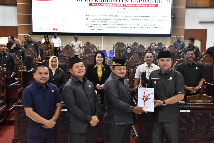 Wakil Bupati Kapuas Serahkan 6 Naskah Raperda Kepada Pimpinan DPRD Kapuas