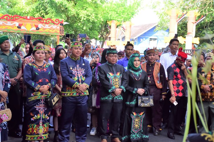 Disambut Dengan Ritual Adat Dayak, Bupati dan Wakil Bupati Kapuas Laksanakan Upacara Potong Pantan, Memapas Huma dan Tampung Tawar