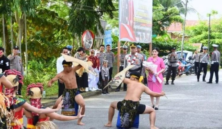 Kedatangan Kapolres Baru di Sambut Dengan Tradisi Adat Potong Pantan dan Tampung Tawar