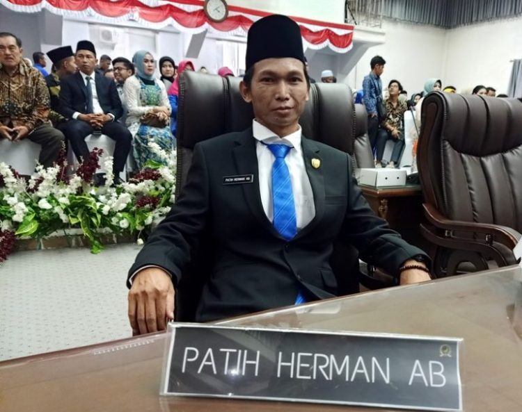 Penyerahan Bantuan Kepada Siswa Kurang Mampu di SMPN 1 Muara Teweh Di Apresiasi Legislator Barut