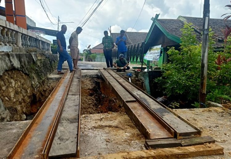 Dinas PUPR Barut Lakukan Penanganan Darurat Gorong-Gorong yang Ambrol di Jalan Merpati