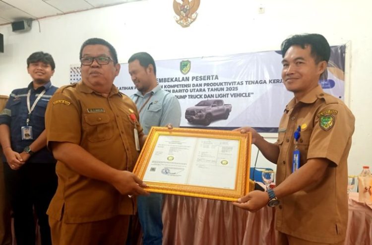 Plt Camat Gunung Purei Terima Sertifikat Merek Anyaman Rotan dari Kemenkumham