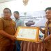 Plt Camat Gunung Purei Terima Sertifikat Merek Anyaman Rotan dari Kemenkumham