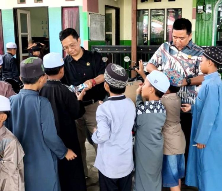 Ketua Fraksi PDIP DPRD Barito Utara Bagikan Susu Gratis di Desa Kandui