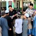 Ketua Fraksi PDIP DPRD Barito Utara Bagikan Susu Gratis di Desa Kandui