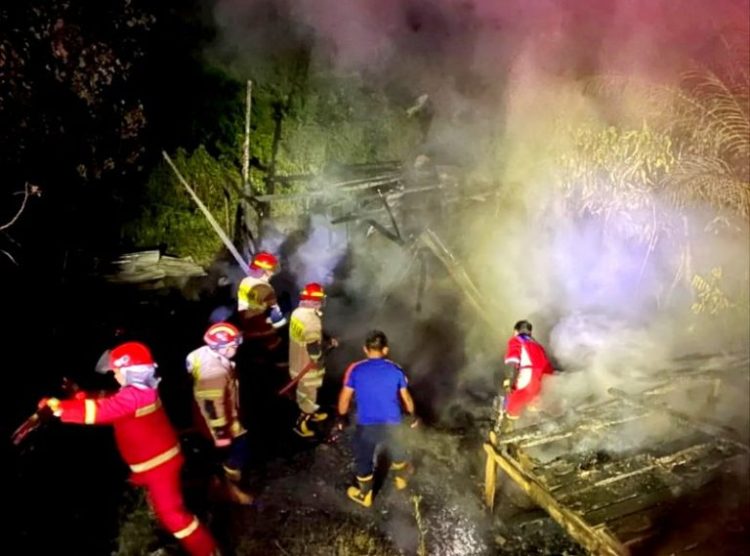 Disdamkarmat Barut Lakukan Pemadaman Kebakaran di Jalan Simpang Dusun Bayas