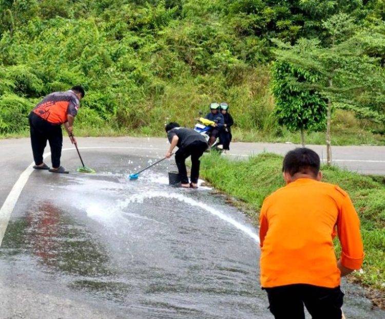 Tumpahan Solar di Jembatan Pengululu Iban di Lakukan Pembersihan Oleh BPBD Barut