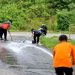 Tumpahan Solar di Jembatan Pengululu Iban di Lakukan Pembersihan Oleh BPBD Barut