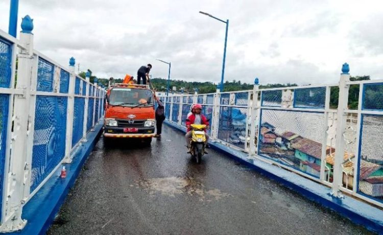 Hati-Hati, Jalan Licin Akibat Tumpahan Solar di Jembatan Pengulu Iban